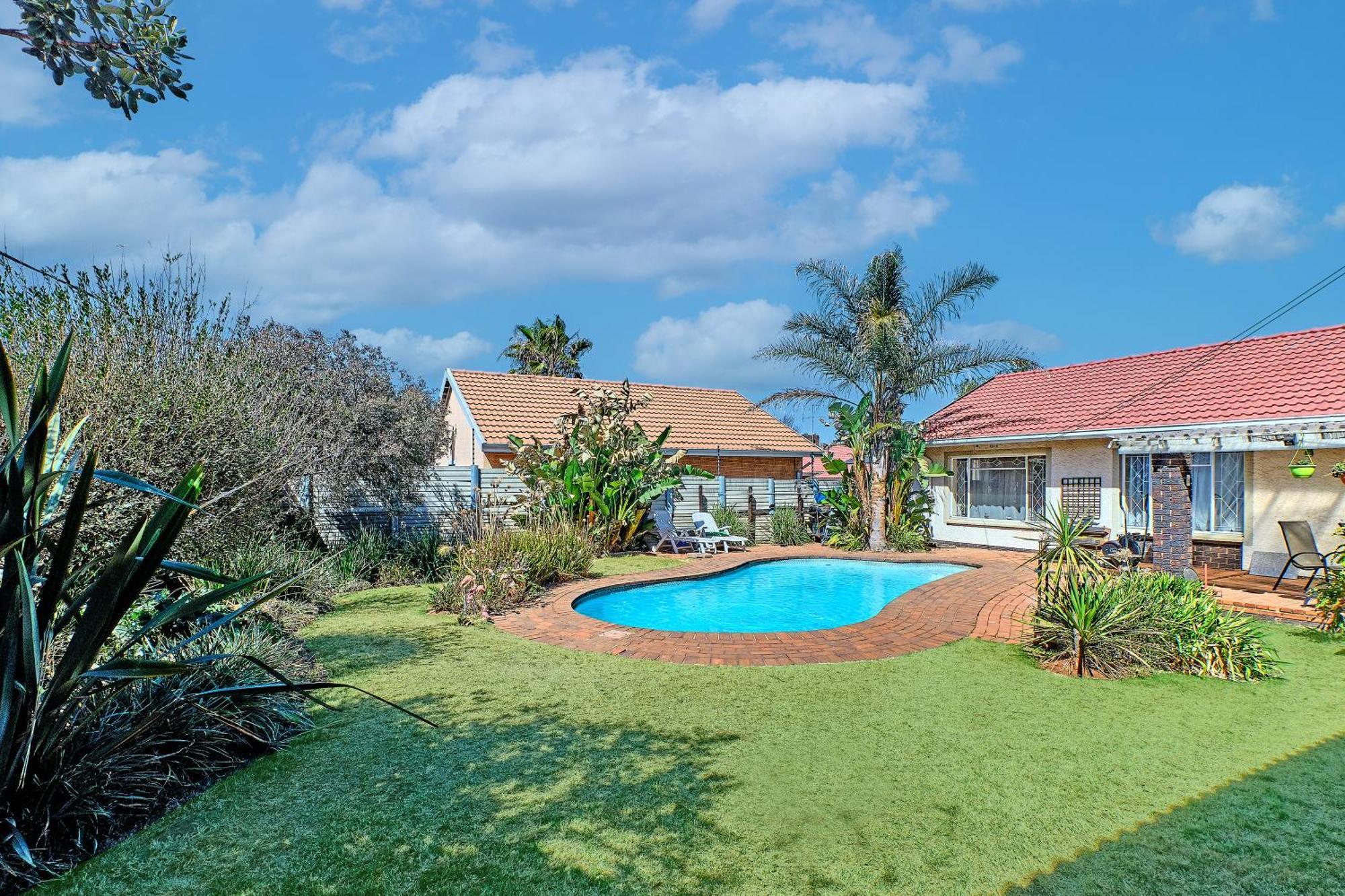 Large 1 Bedroom Cottage, 15 Min From Or Tambo Airport, With Backup Power And Water Germiston Εξωτερικό φωτογραφία