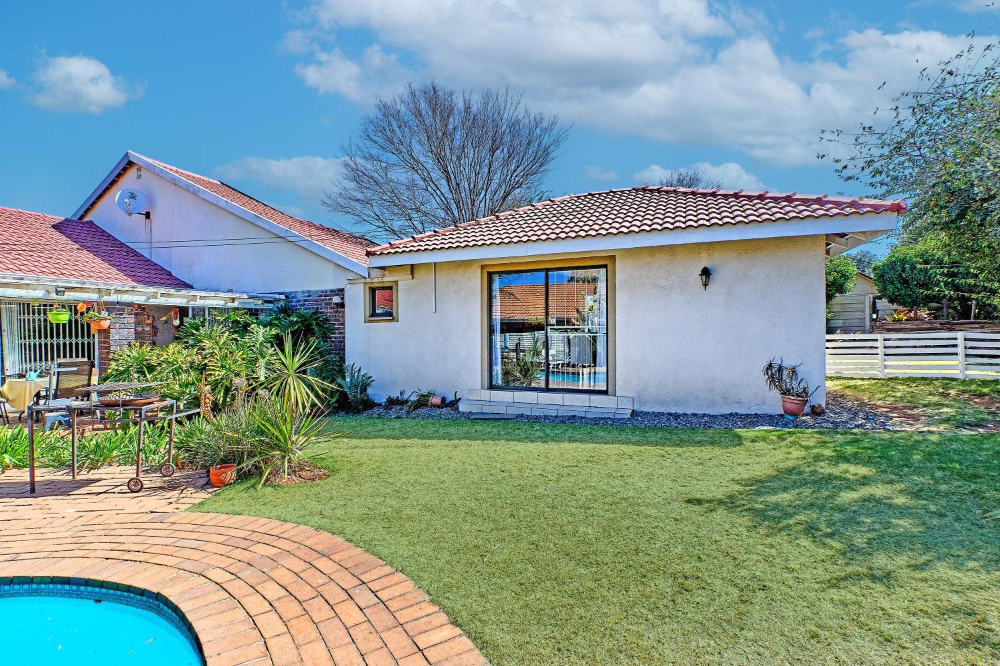Large 1 Bedroom Cottage, 15 Min From Or Tambo Airport, With Backup Power And Water Germiston Εξωτερικό φωτογραφία